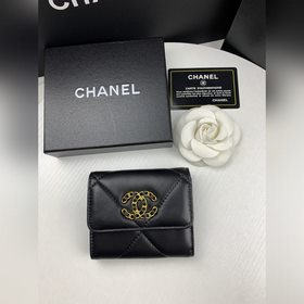 CHANEL Короткая кошелька с тремя складками крупным узором, артик