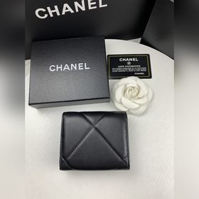CHANEL Короткая кошелька с тремя складками крупным узором, артик