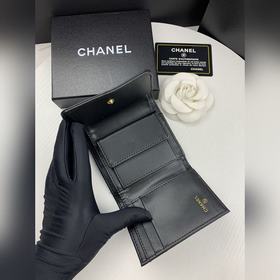CHANEL Короткая кошелька с тремя складками крупным узором, артик