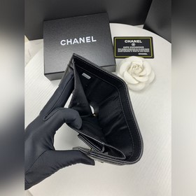 CHANEL Короткая кошелька с тремя складками крупным узором, артик