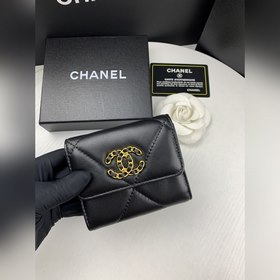 CHANEL Короткая кошелька с тремя складками крупным узором, артик