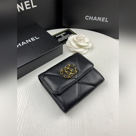 CHANEL Короткая кошелька с тремя складками крупным узором, артик