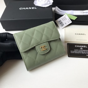 Классический короткий кошелек CHANEL с тремя складками, модель A8