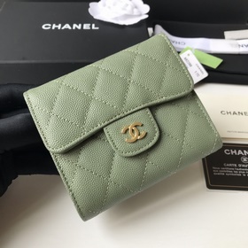 Классический короткий кошелек CHANEL с тремя складками, модель A8
