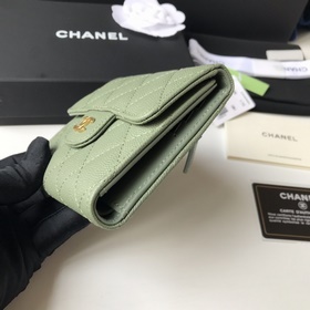 Классический короткий кошелек CHANEL с тремя складками, модель A8