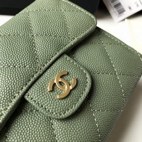 Классический короткий кошелек CHANEL с тремя складками, модель A8
