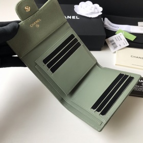 Классический короткий кошелек CHANEL с тремя складками, модель A8
