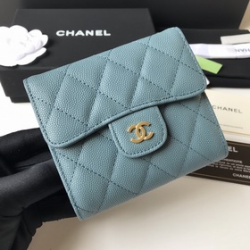 Классический короткий кошелек CHANEL с тремя складками, модель A8