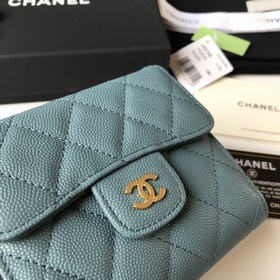 Классический короткий кошелек CHANEL с тремя складками, модель A8