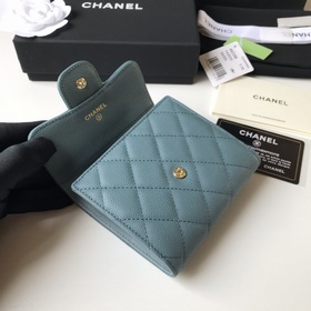 Классический короткий кошелек CHANEL с тремя складками, модель A8