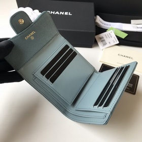 Классический короткий кошелек CHANEL с тремя складками, модель A8