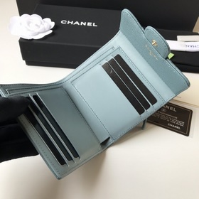 Классический короткий кошелек CHANEL с тремя складками, модель A8