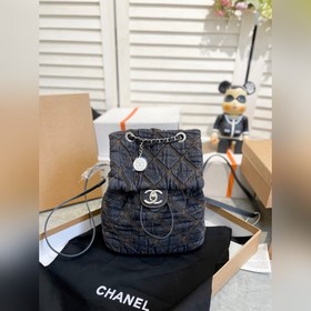 В комплекте с коробкой. Новая модель джинсового рюкзака Chanel. .