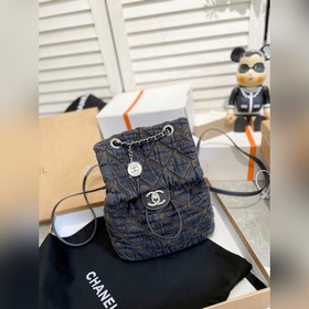 В комплекте с коробкой. Новая модель джинсового рюкзака Chanel. .