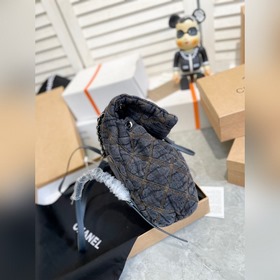 В комплекте с коробкой. Новая модель джинсового рюкзака Chanel. .