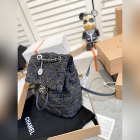В комплекте с коробкой. Новая модель джинсового рюкзака Chanel. .