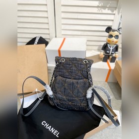 В комплекте с коробкой. Новая модель джинсового рюкзака Chanel. .