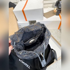 В комплекте с коробкой. Новая модель джинсового рюкзака Chanel. .