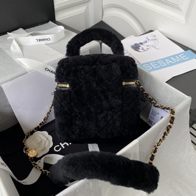 Сумка для косметики Chanel 22B из шерсти, с длинным ремнем через 