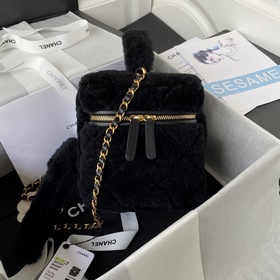 Сумка для косметики Chanel 22B из шерсти, с длинным ремнем через 