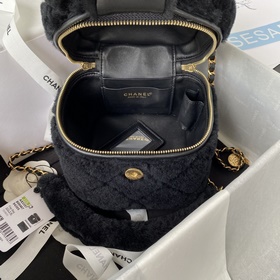 Сумка для косметики Chanel 22B из шерсти, с длинным ремнем через 