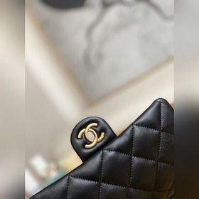 Chanel 22B – популярная модель в наличии CF с металлическим подве