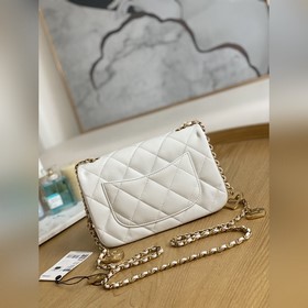 Chanel 22B – популярная модель в наличии CF с металлическим подве