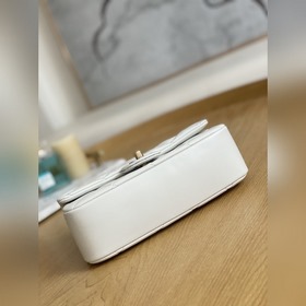 Chanel 22B – популярная модель в наличии CF с металлическим подве