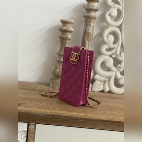 Новая сумка через плечо от Chanel