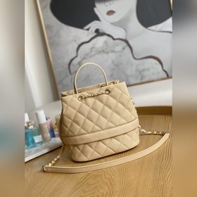 Новая сумка-бакет от Chanel