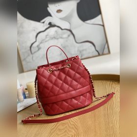 Новая сумка-бакет от Chanel