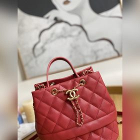 Новая сумка-бакет от Chanel
