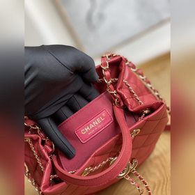 Новая сумка-бакет от Chanel