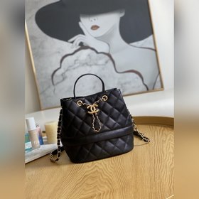Новая сумка-бакет от Chanel