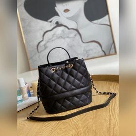 Новая сумка-бакет от Chanel