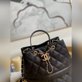 Новая сумка-бакет от Chanel