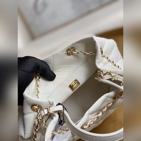 Новая сумка-ведро от Chanel