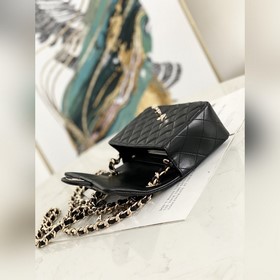 Chanel Mini CF сумочка с брелоком-значком, ограниченная серия Каж