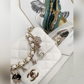 Chanel Mini CF сумочка с брелоком-значком, ограниченная серия Каж