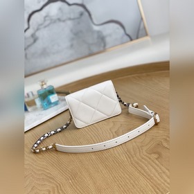 Новая модель кожаного кошелька Chanel с цепочкой
