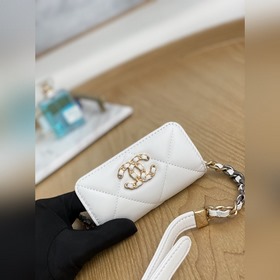 Новая модель кожаного кошелька Chanel с цепочкой