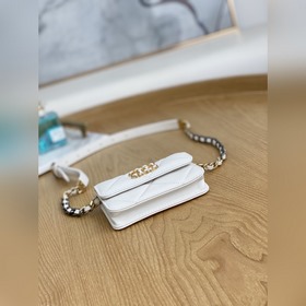 Новая модель кожаного кошелька Chanel с цепочкой