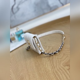 Новая модель кожаного кошелька Chanel с цепочкой