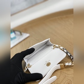 Новая модель кожаного кошелька Chanel с цепочкой