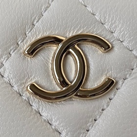 Chanel22p A Жемчужно-красная кошелька с изящной цепочкой. Миниатю