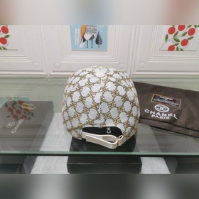 Бейсболка из золотистой ткани Chanel, подходит для любого времени