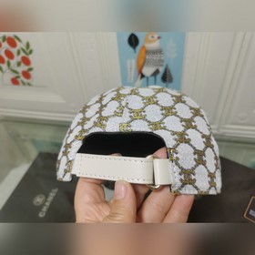 Бейсболка из золотистой ткани Chanel, подходит для любого времени