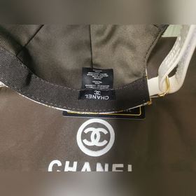 Бейсболка из золотистой ткани Chanel, подходит для любого времени