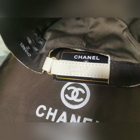 Бейсболка из золотистой ткани Chanel, подходит для любого времени