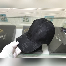 Классическая бейсболка Chanel из высококачественного гофрированно